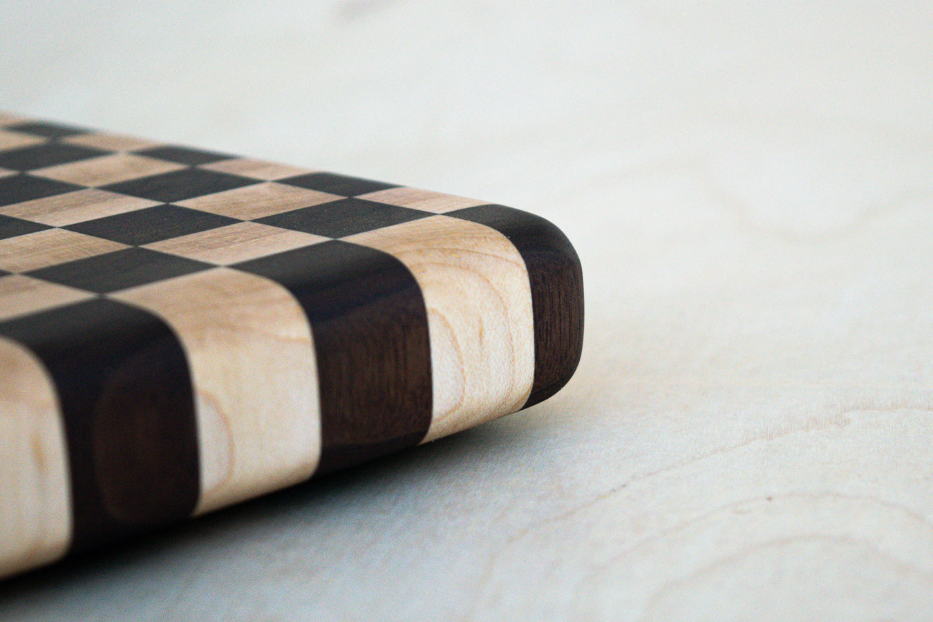 Closeup rounded edge of a cutting board.